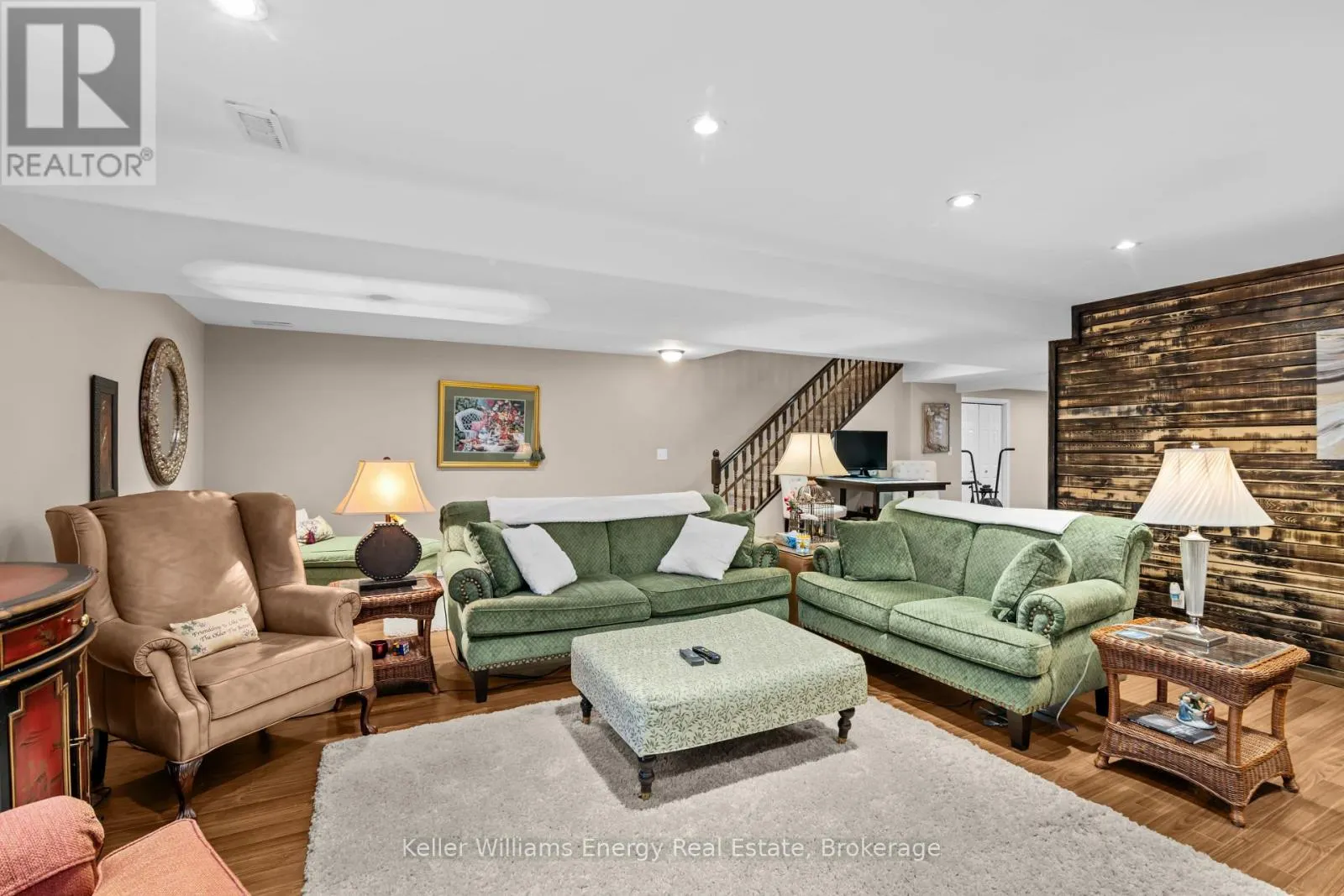 18 APPLEWOOD DRIVE