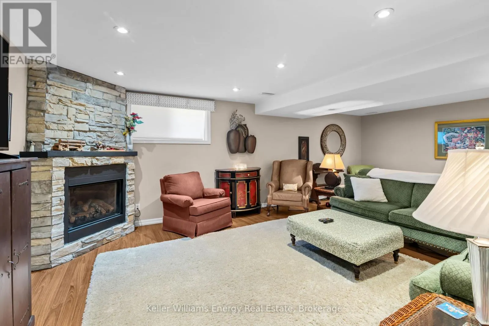 18 APPLEWOOD DRIVE