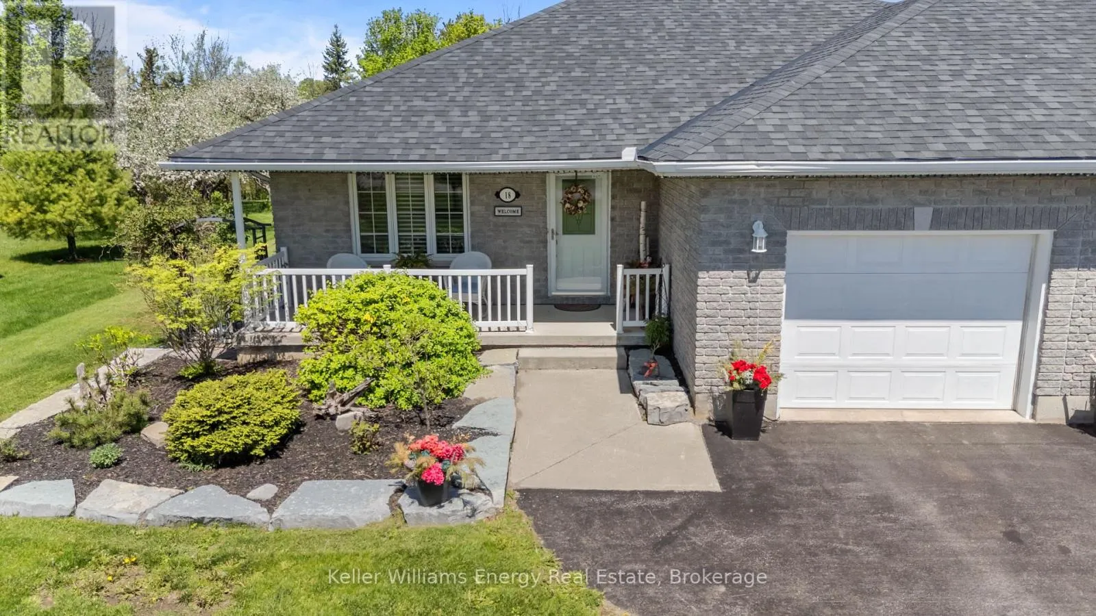 18 APPLEWOOD DRIVE