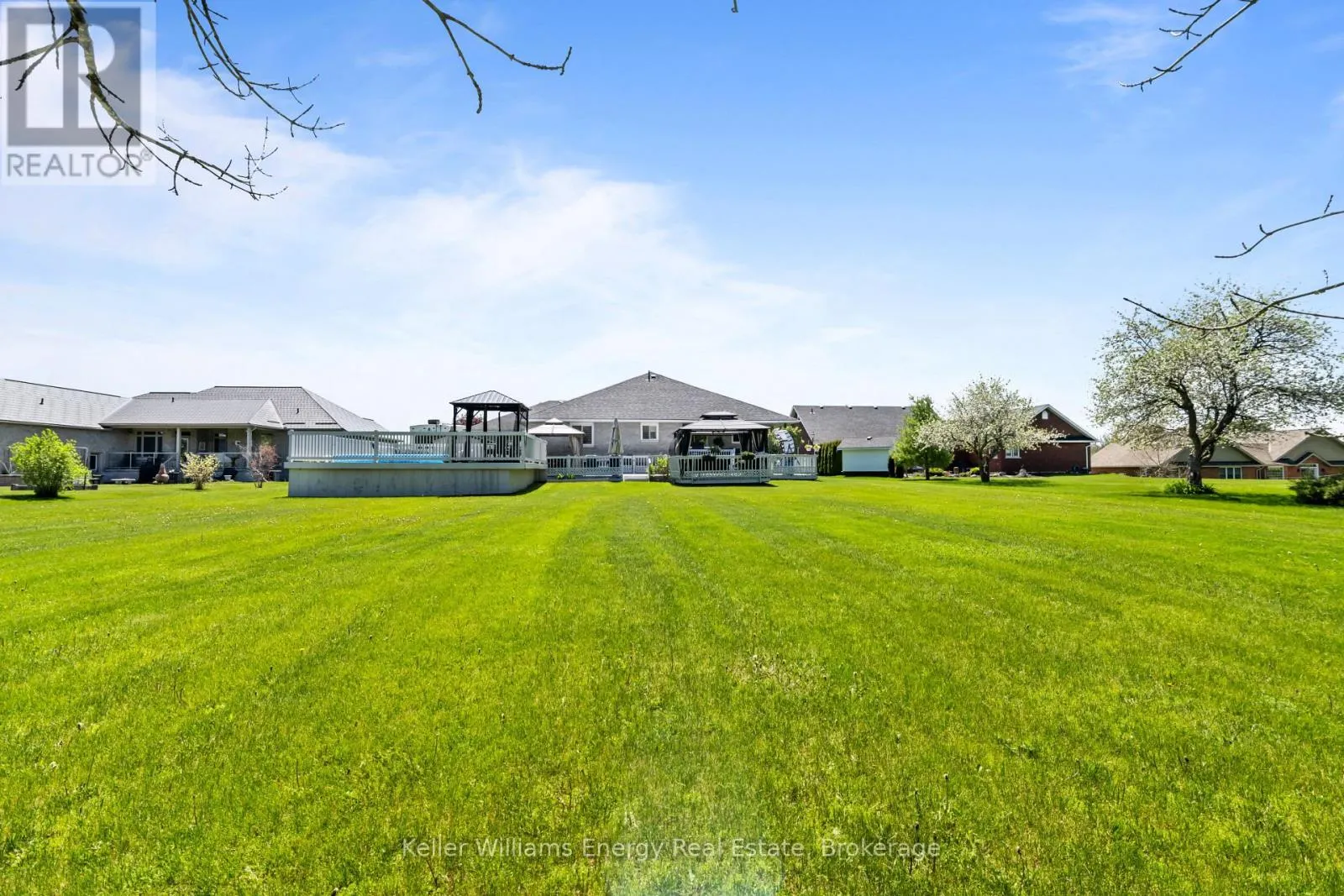 18 APPLEWOOD DRIVE