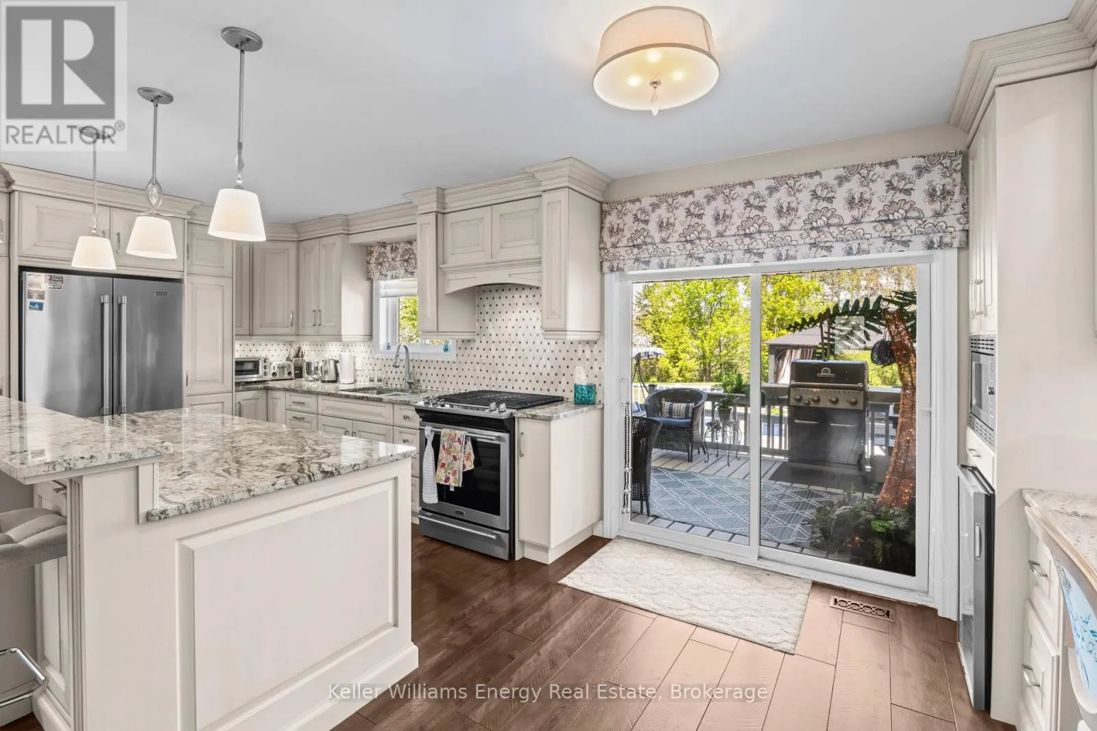 18 APPLEWOOD DRIVE