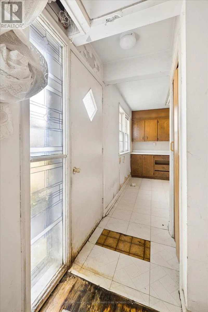 2 LINCOLN CRESCENT