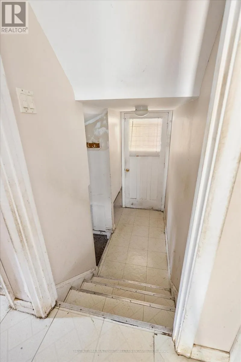 2 LINCOLN CRESCENT