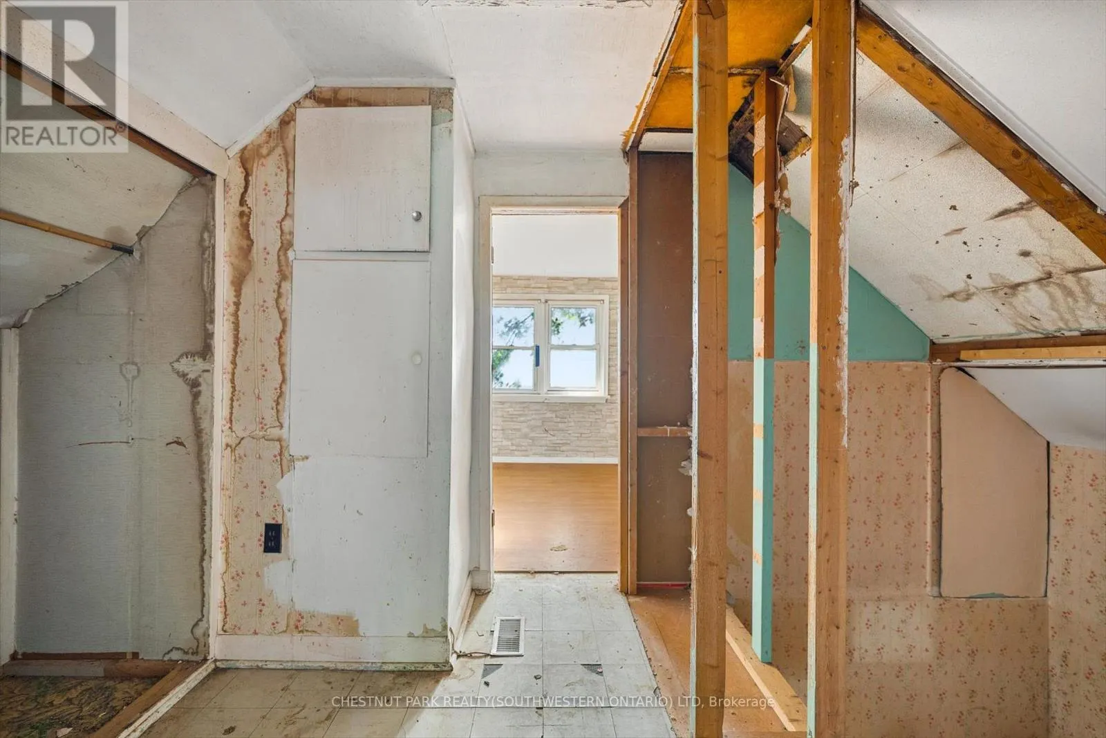 2 LINCOLN CRESCENT