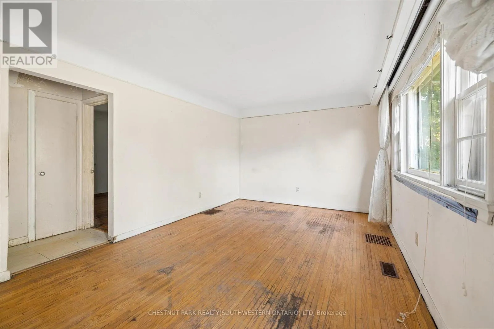 2 LINCOLN CRESCENT