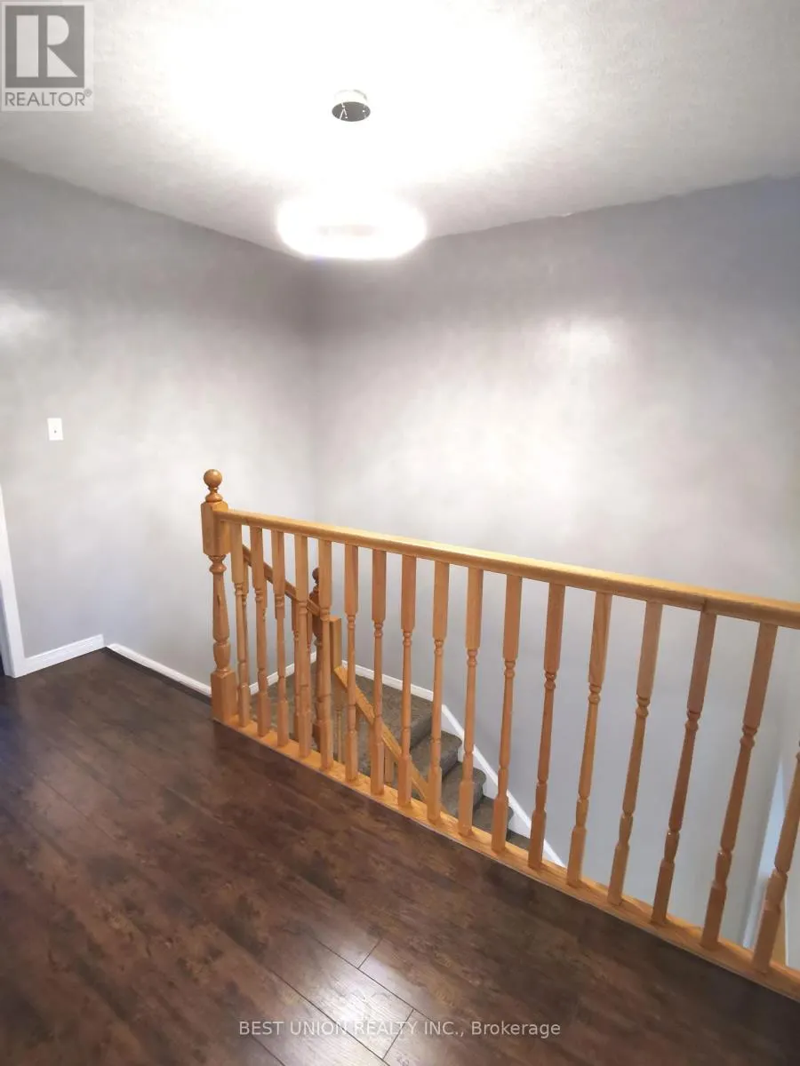 229 FEATHERSTONE CRESCENT