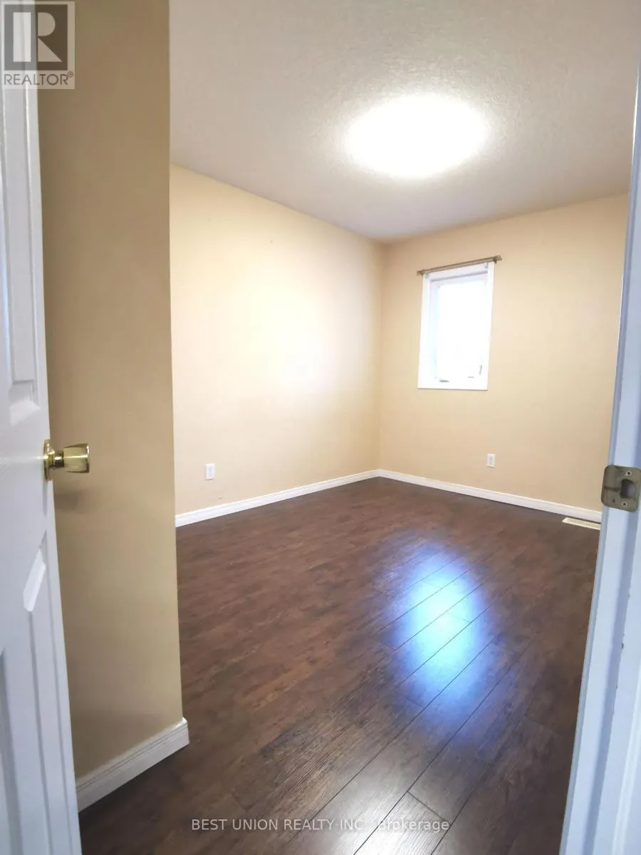 229 FEATHERSTONE CRESCENT