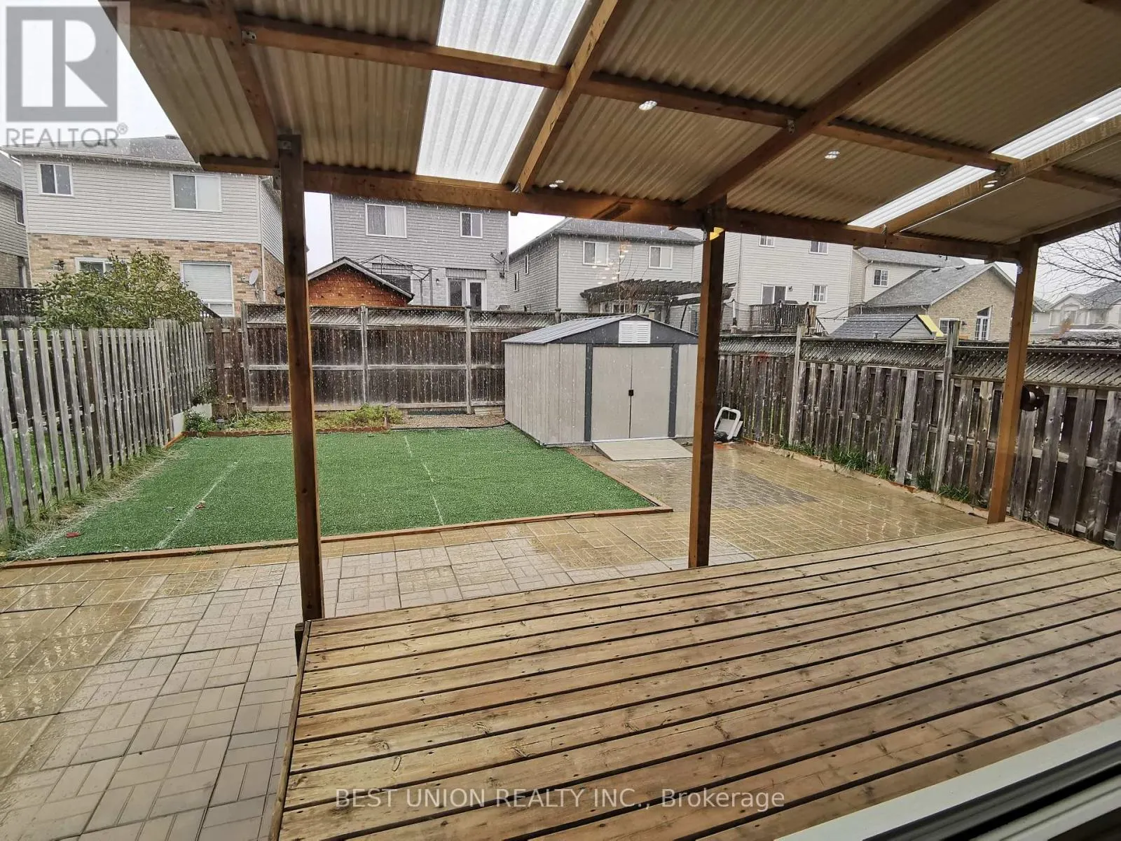 229 FEATHERSTONE CRESCENT
