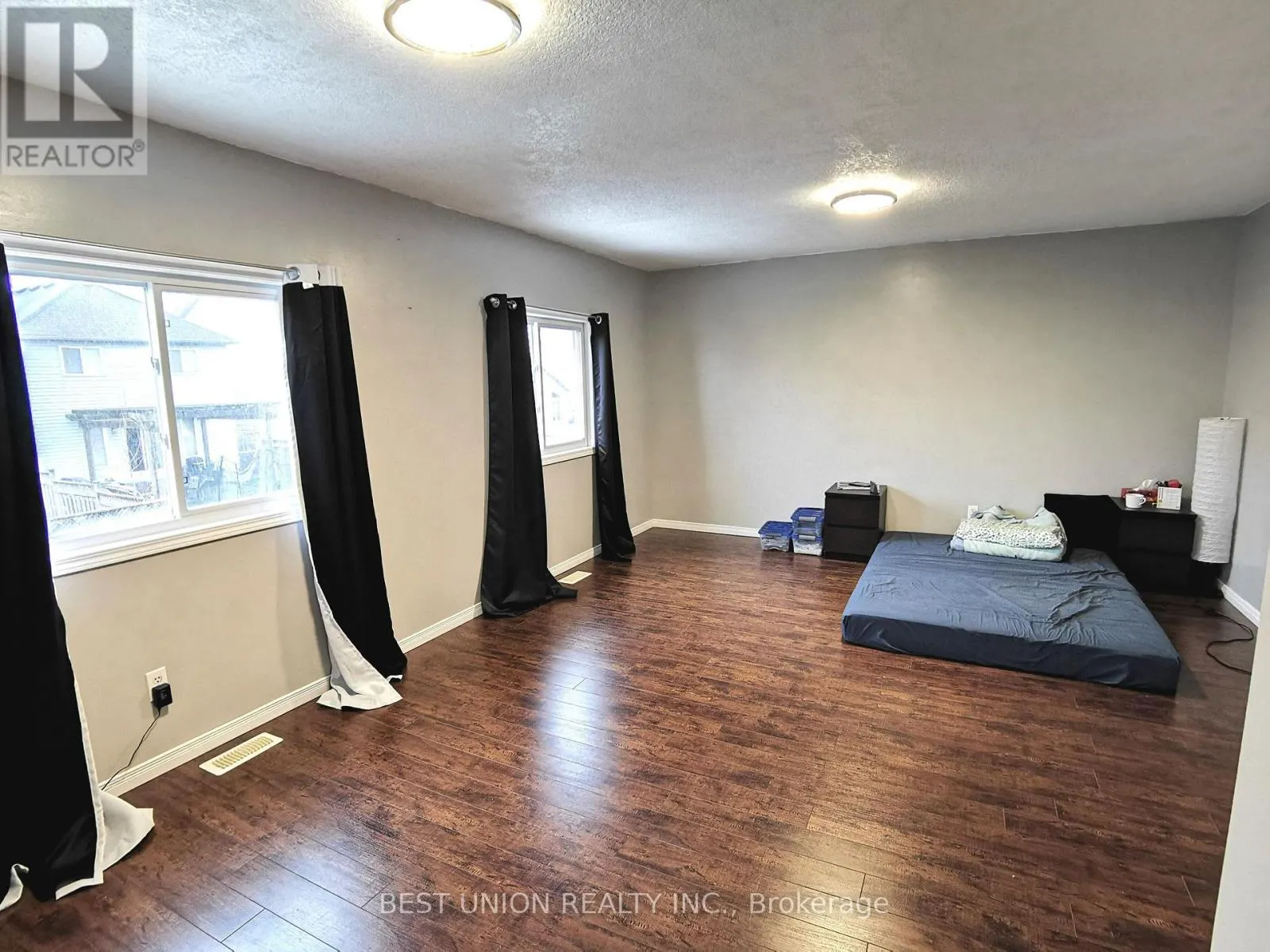 229 FEATHERSTONE CRESCENT