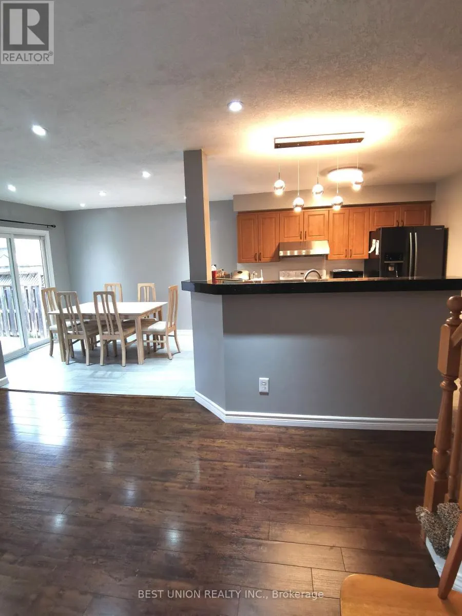 229 FEATHERSTONE CRESCENT