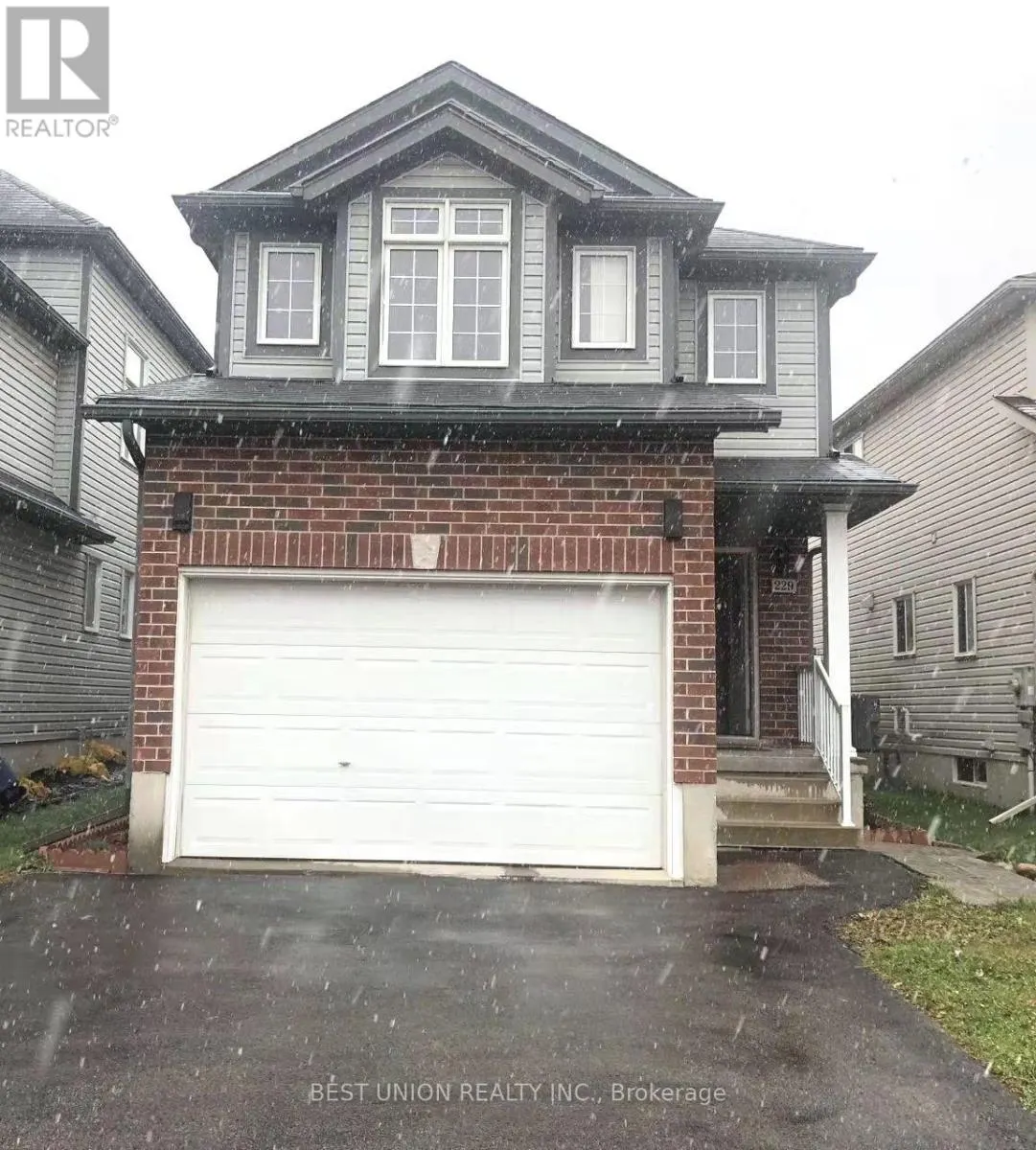 229 FEATHERSTONE CRESCENT