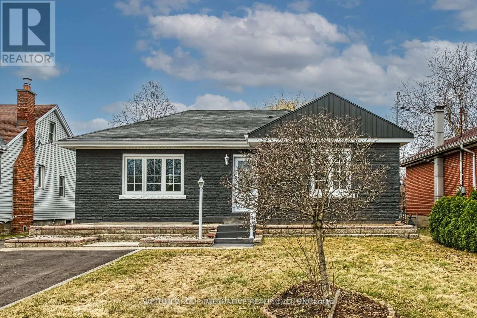 LOWER - 346 POTTRUFF ROAD N