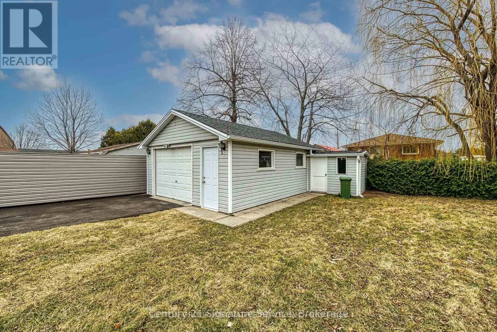 LOWER - 346 POTTRUFF ROAD N