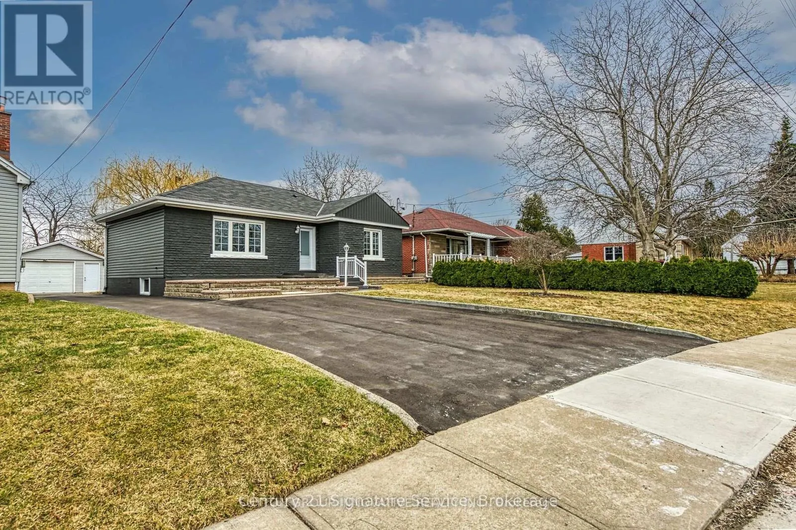 LOWER - 346 POTTRUFF ROAD N
