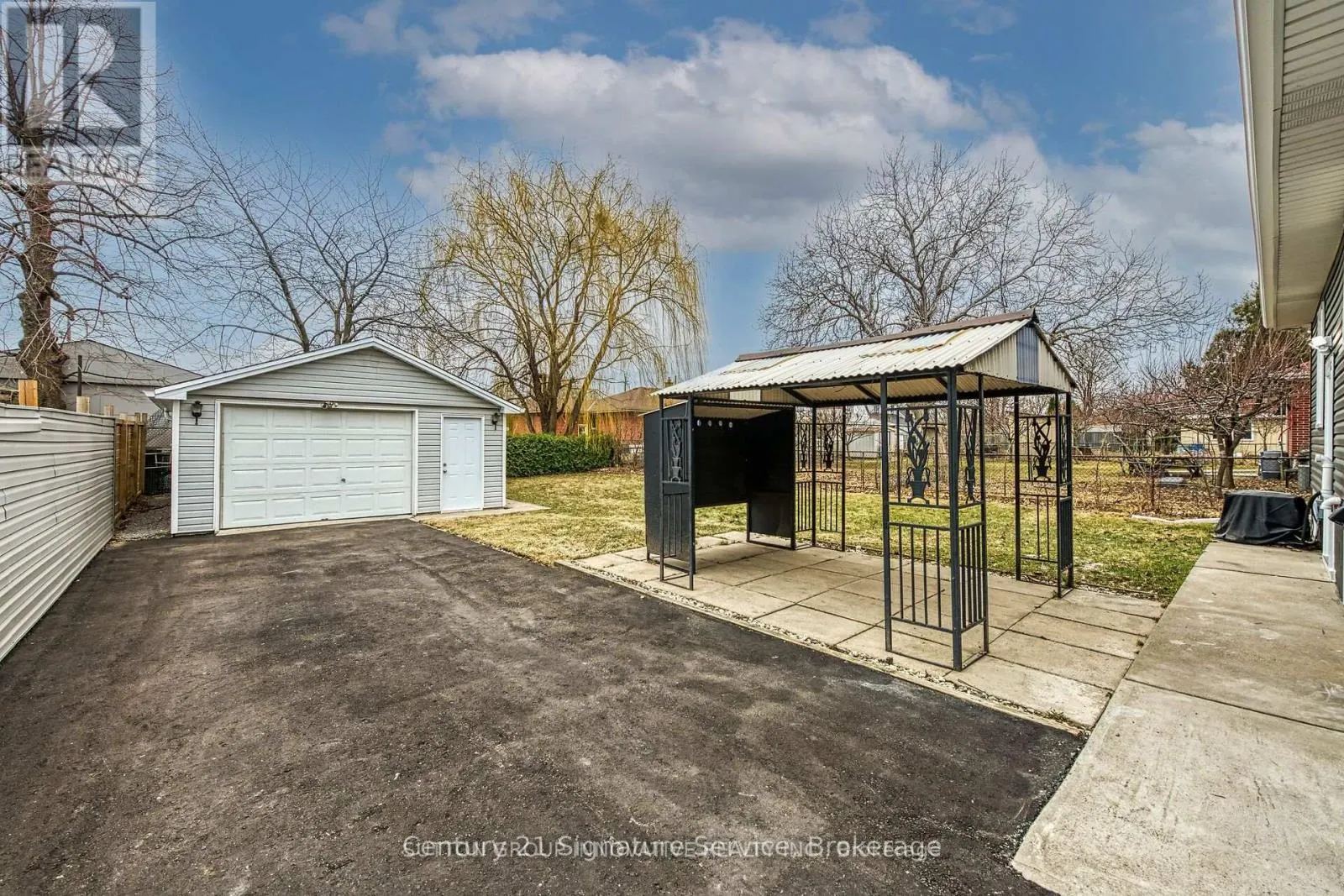 LOWER - 346 POTTRUFF ROAD N