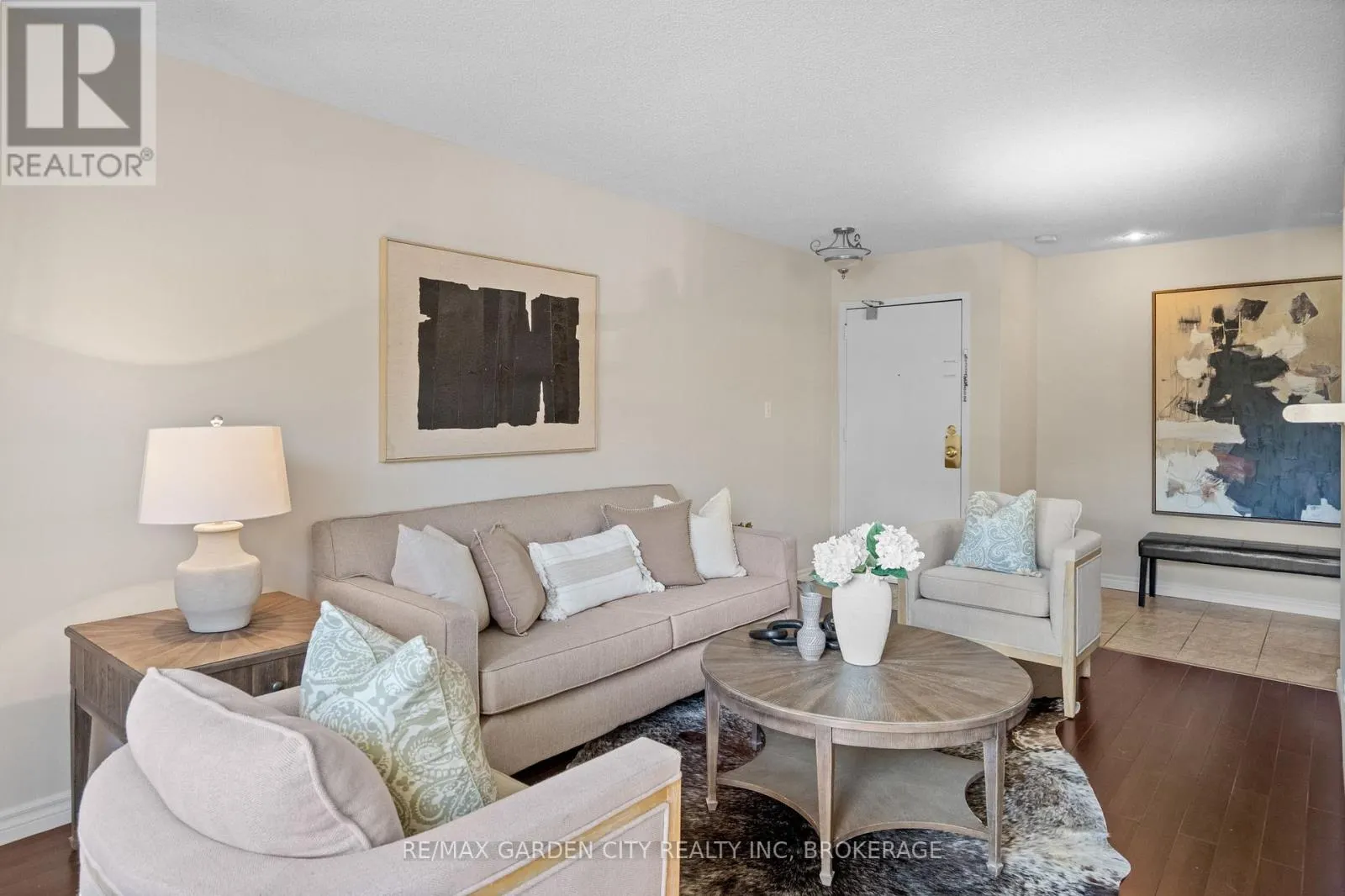 211 - 264 OAKDALE AVENUE #211