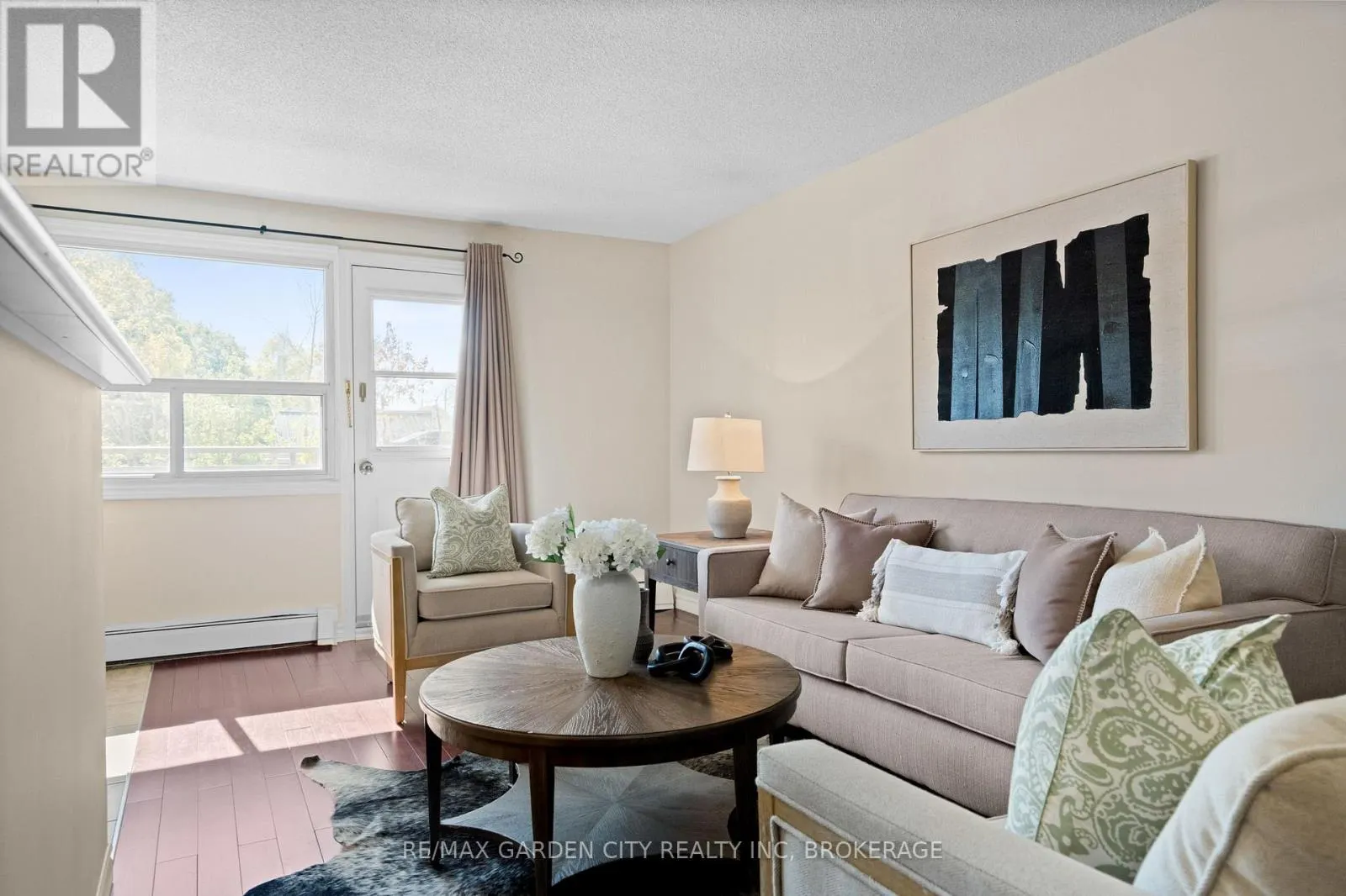 211 - 264 OAKDALE AVENUE #211