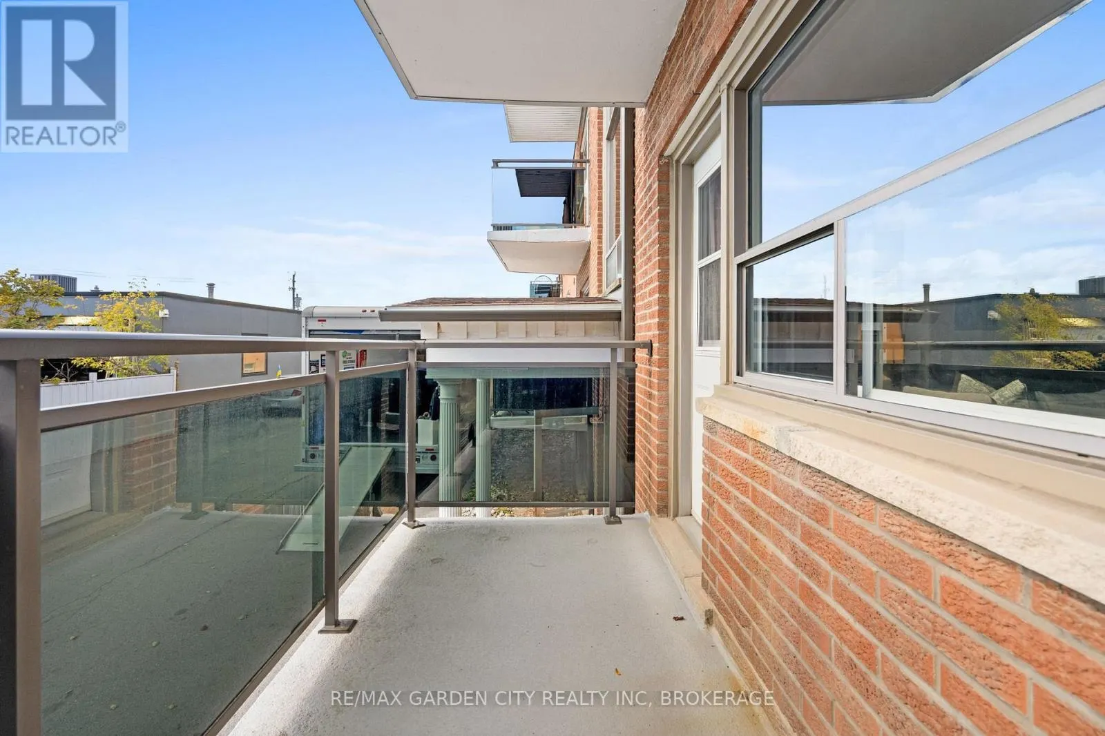 211 - 264 OAKDALE AVENUE #211