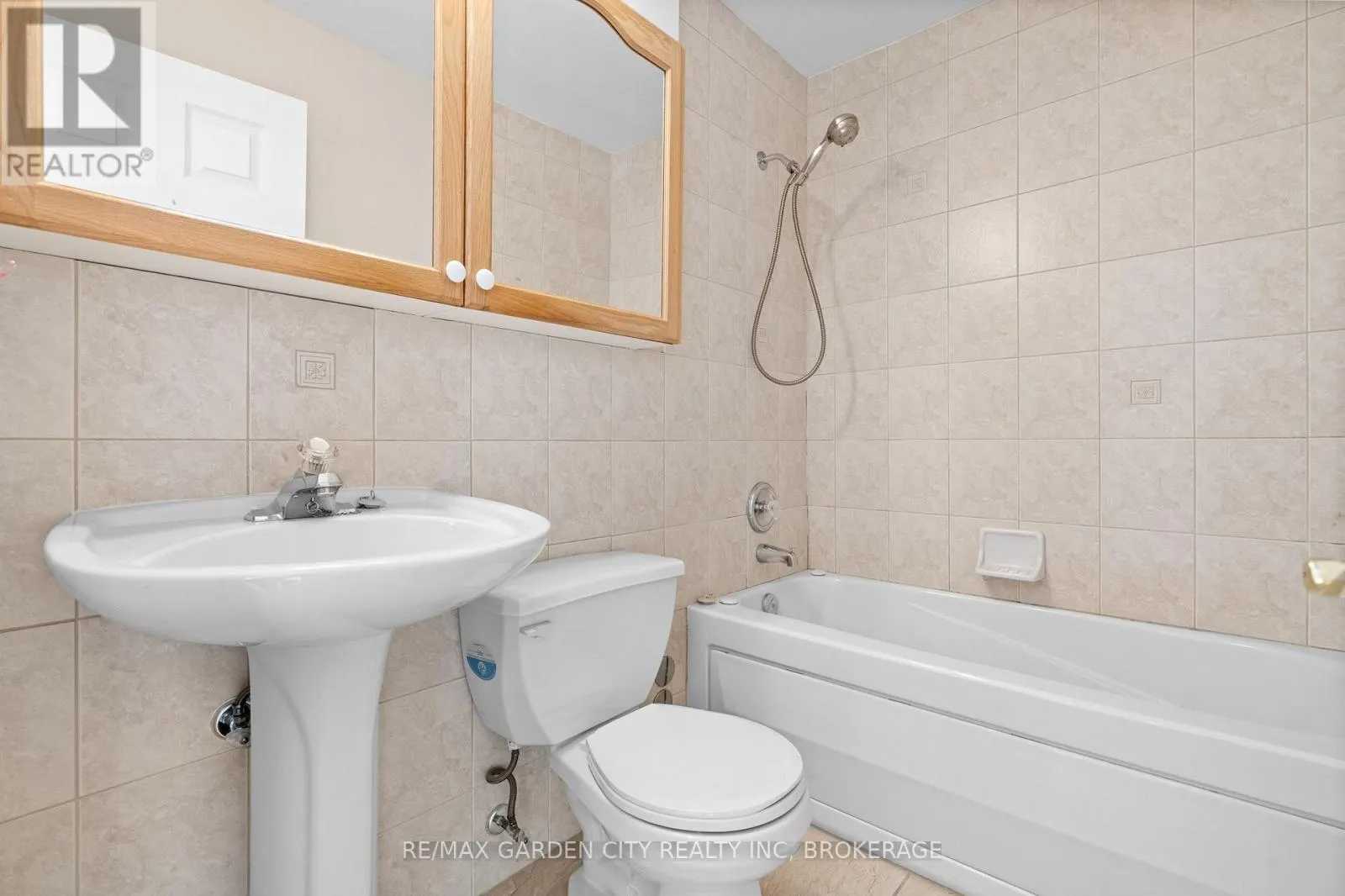 211 - 264 OAKDALE AVENUE #211