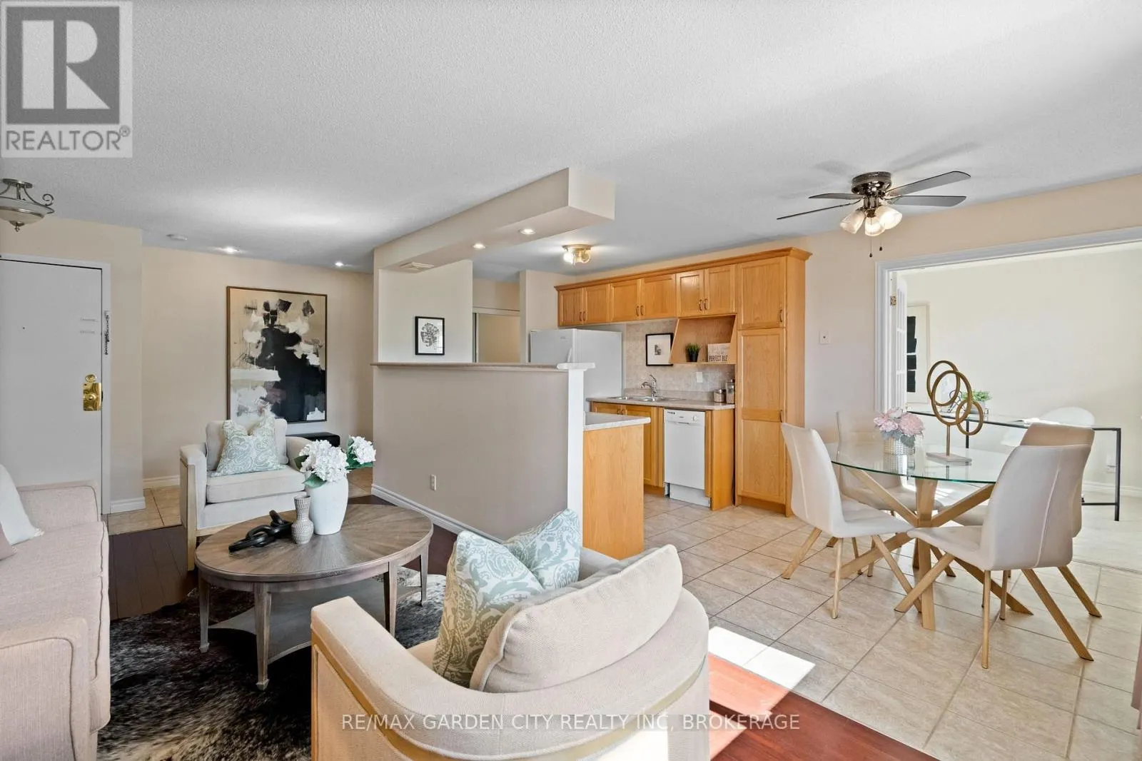 211 - 264 OAKDALE AVENUE #211