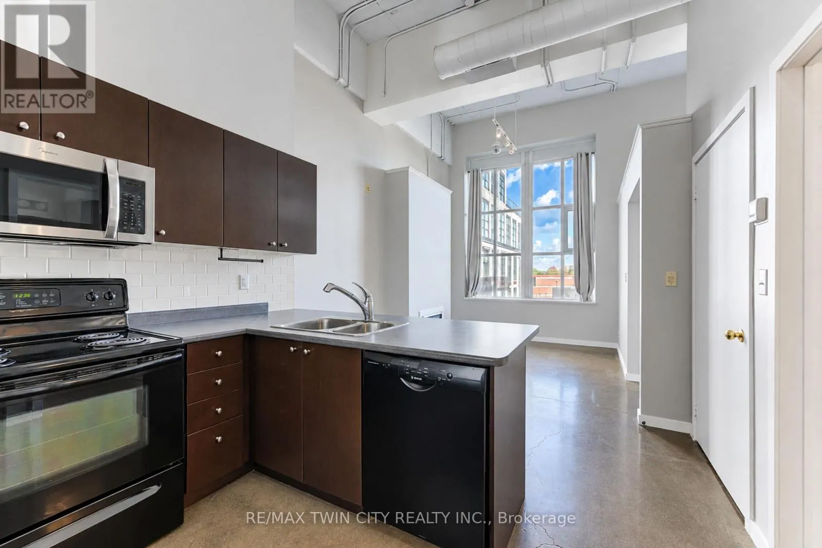 405 - 404 KING STREET W