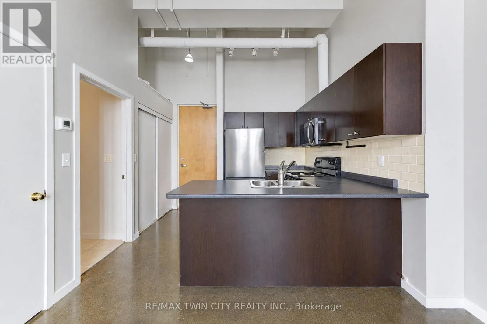 405 - 404 KING STREET W