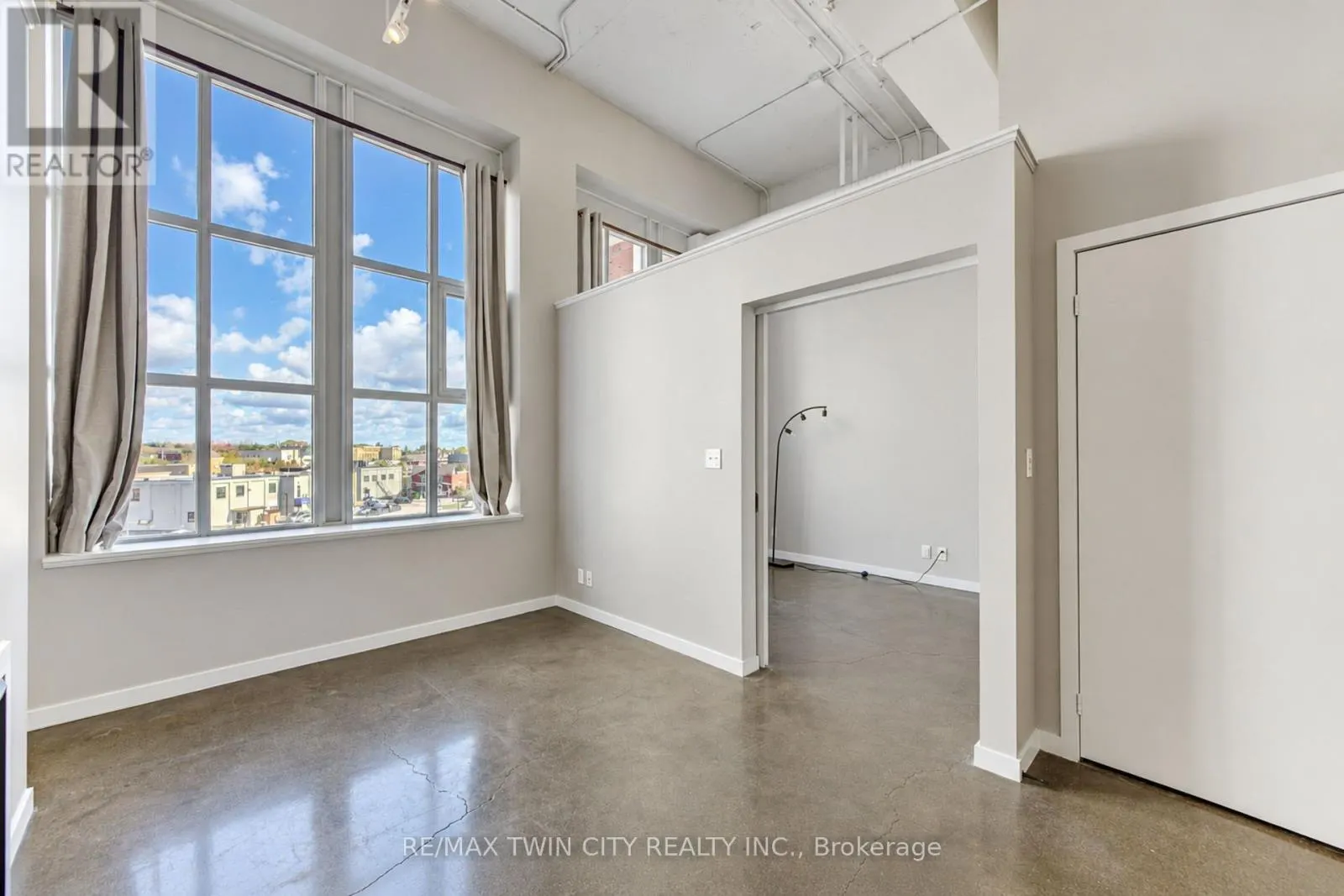 405 - 404 KING STREET W