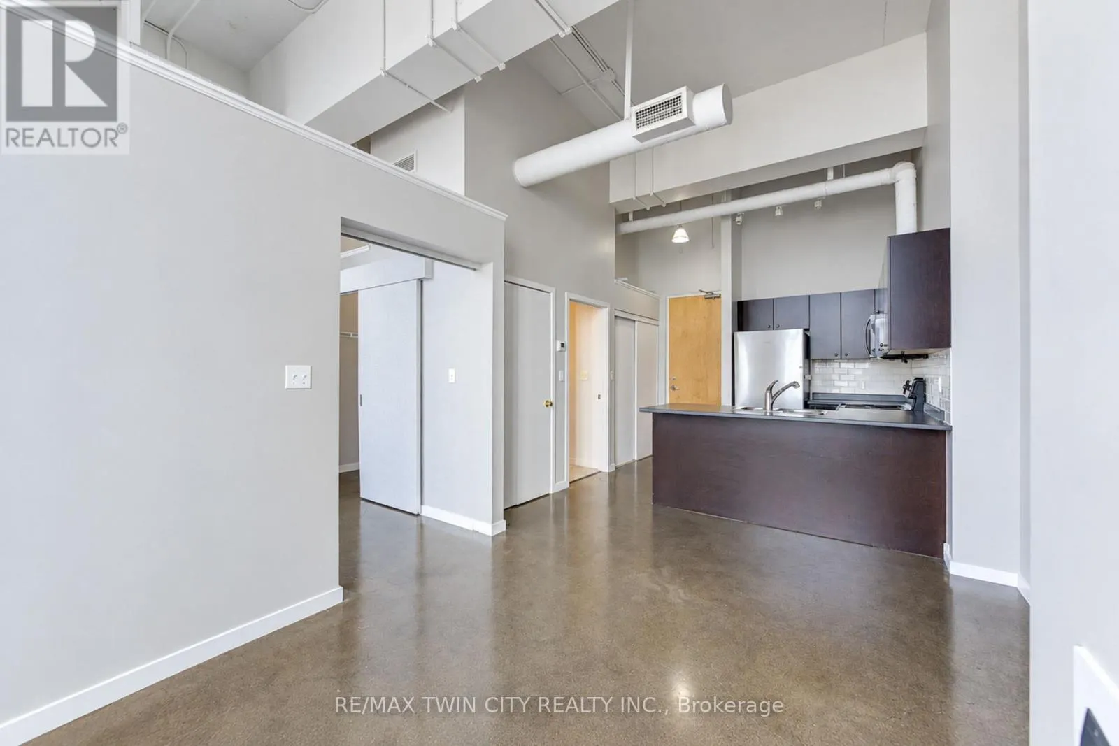 405 - 404 KING STREET W