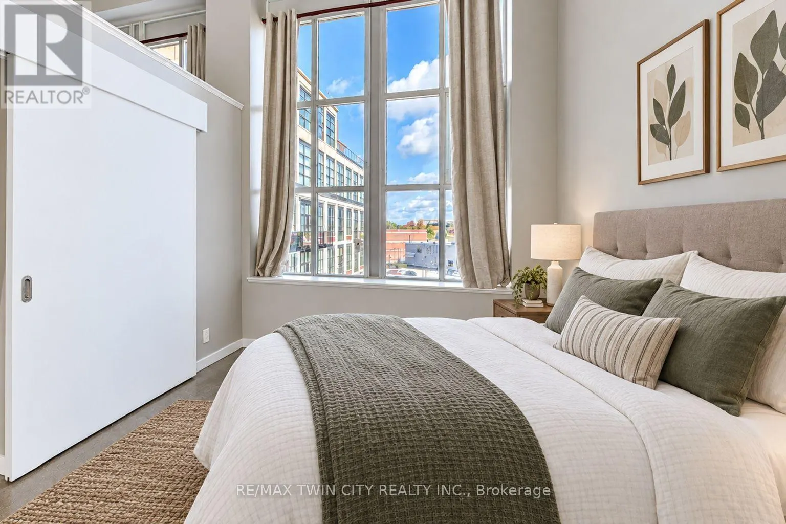 405 - 404 KING STREET W