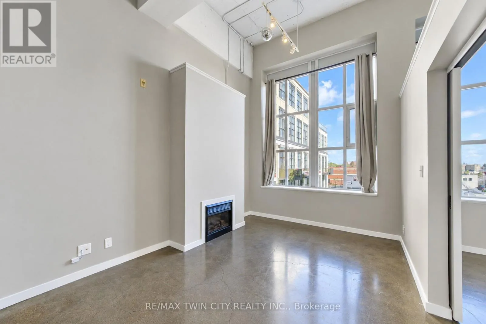 405 - 404 KING STREET W