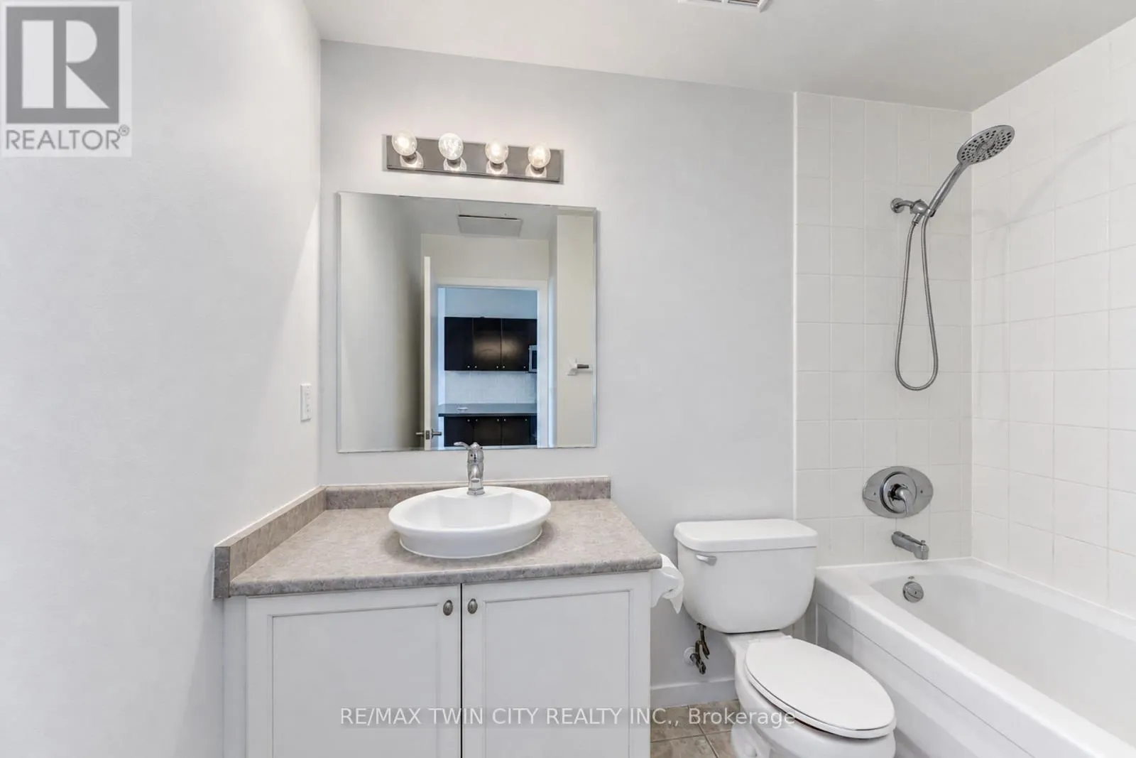 405 - 404 KING STREET W