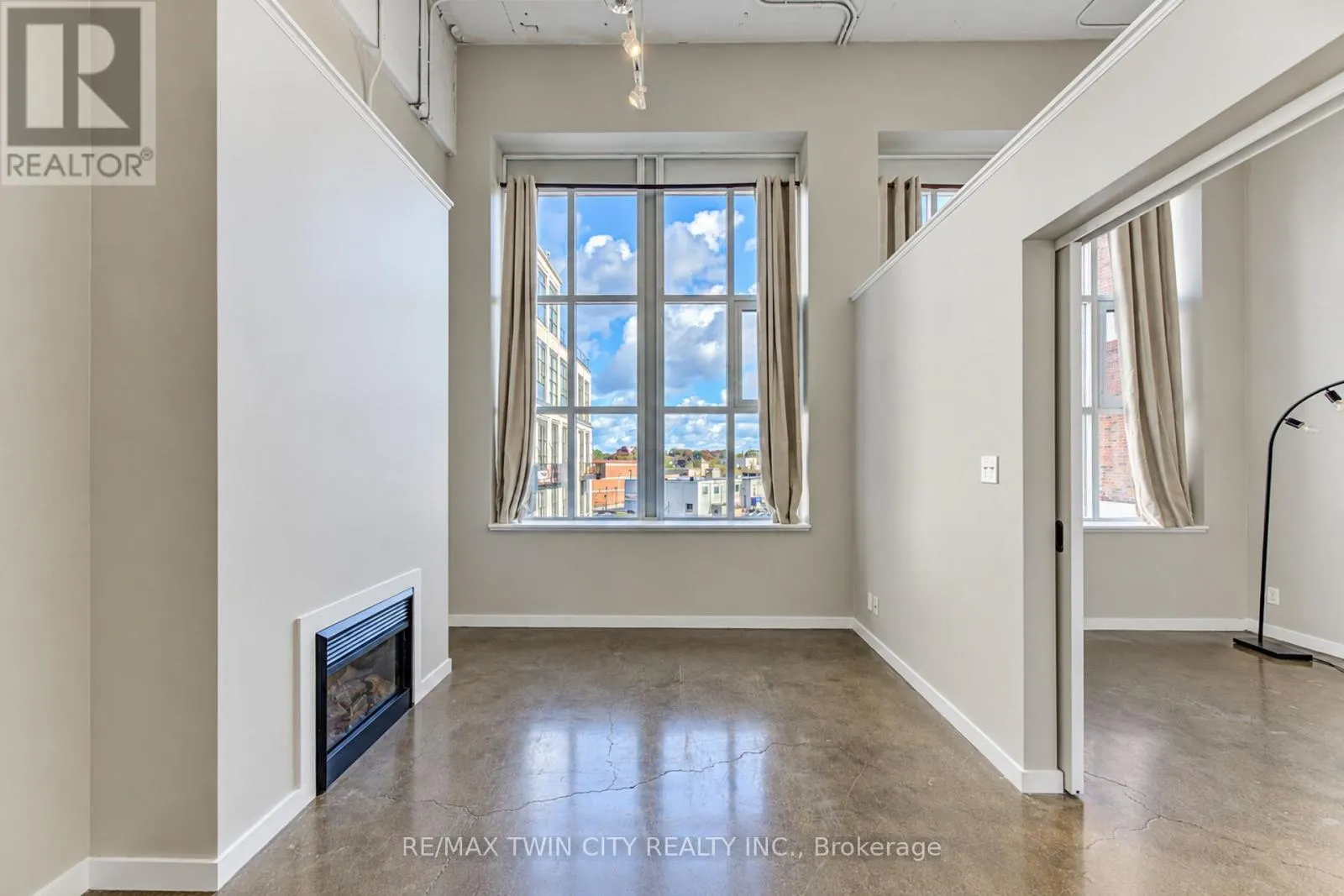 405 - 404 KING STREET W