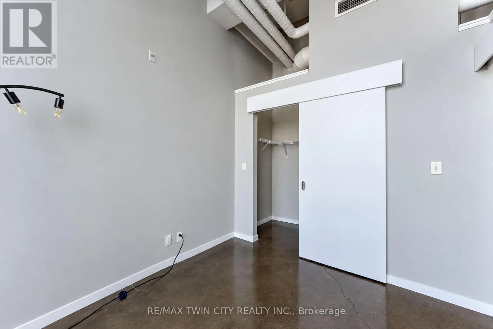 405 - 404 KING STREET W