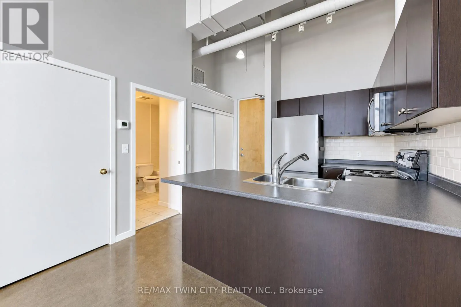 405 - 404 KING STREET W
