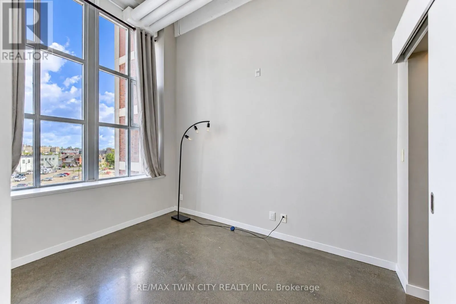 405 - 404 KING STREET W