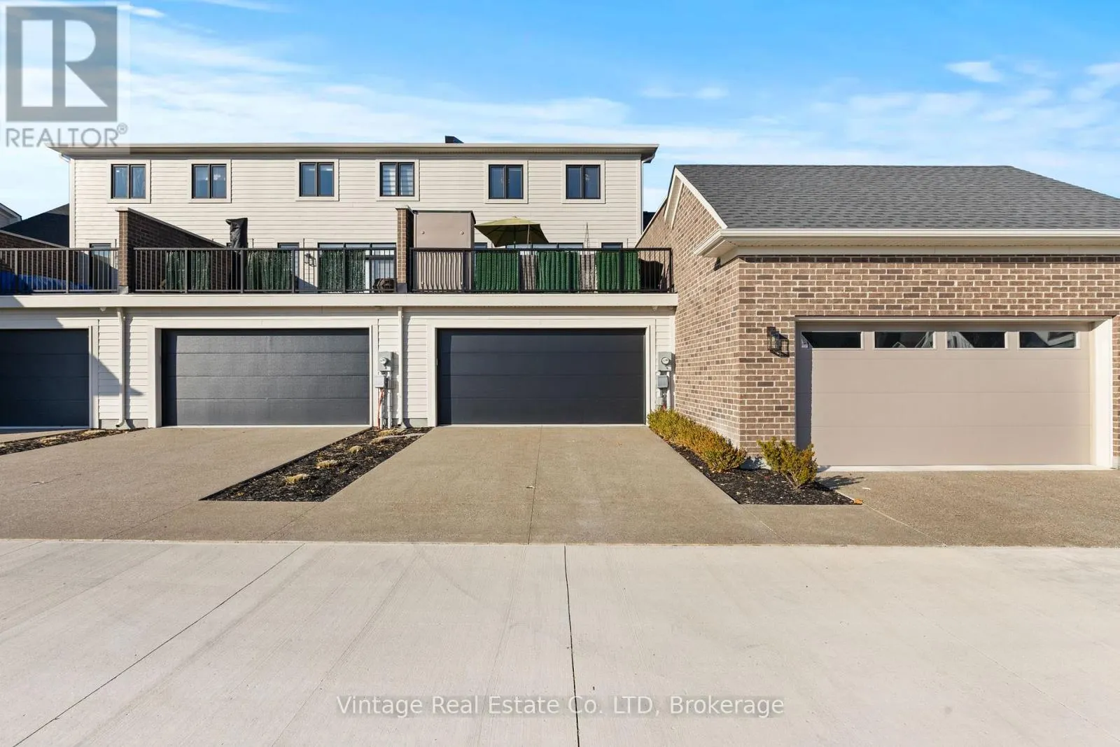 24 WILLOW BANK COMMON
