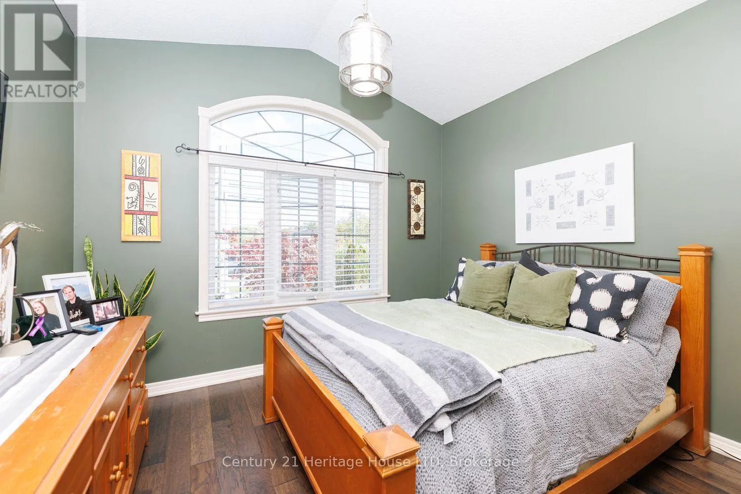 21 BURLEIGH ROAD S