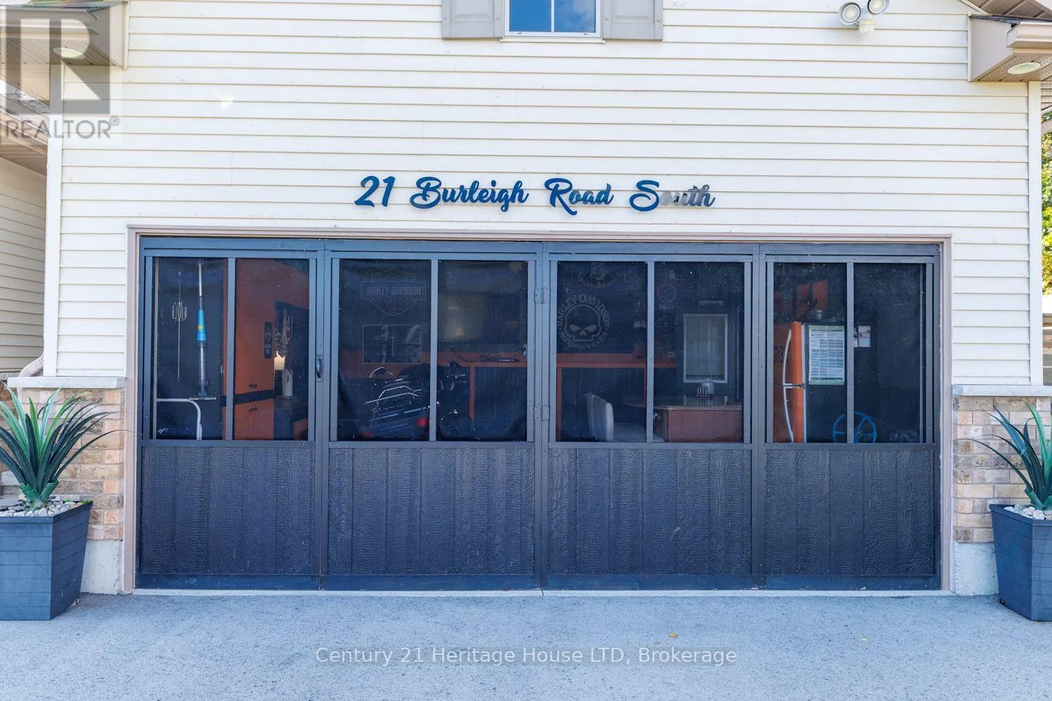 21 BURLEIGH ROAD S