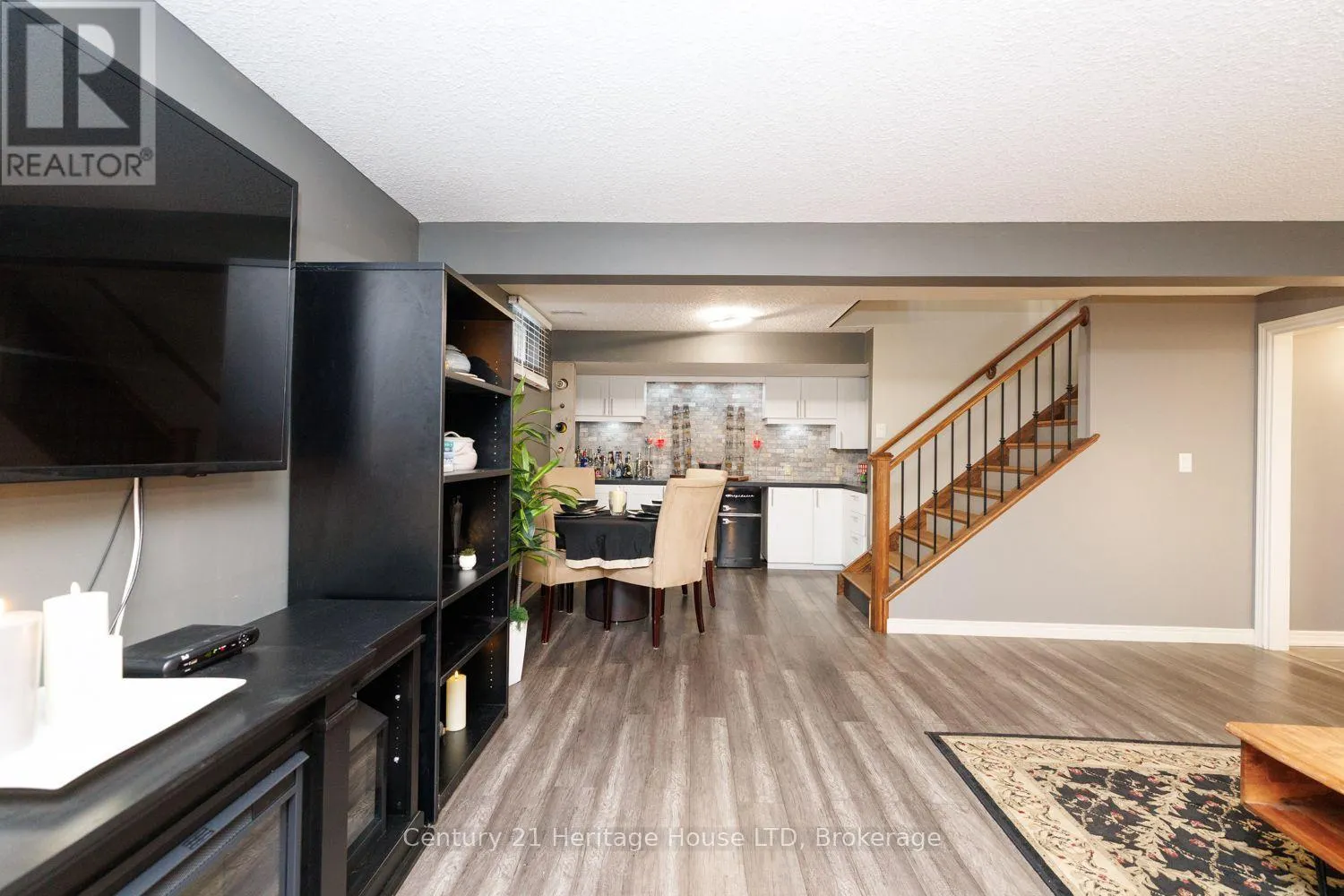 21 BURLEIGH ROAD S