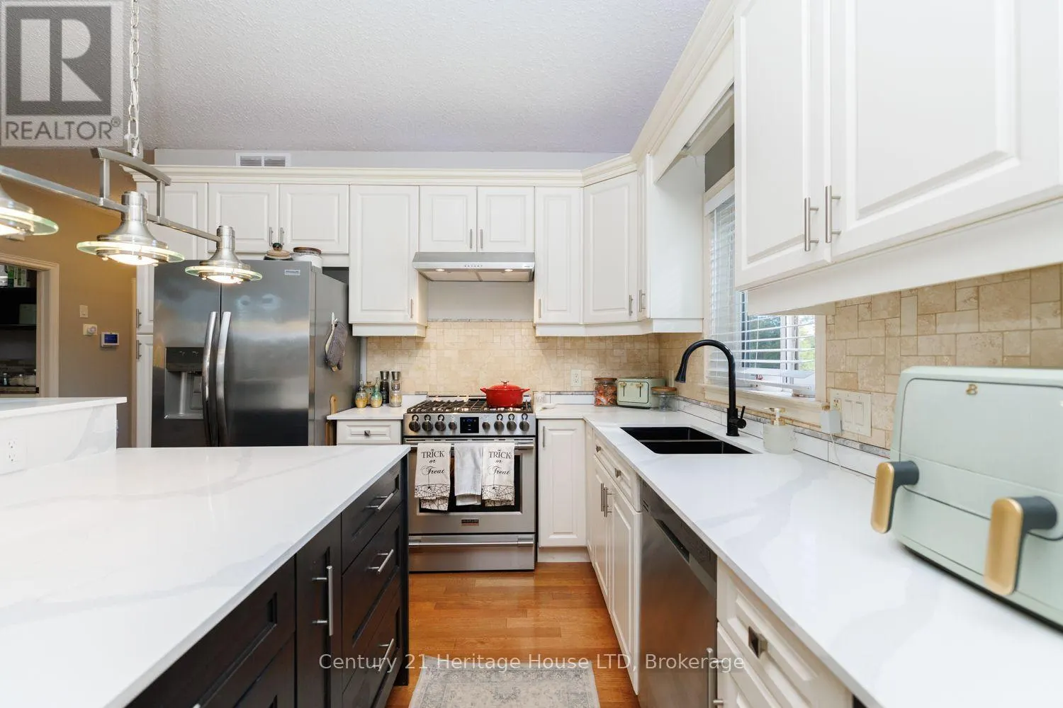 21 BURLEIGH ROAD S