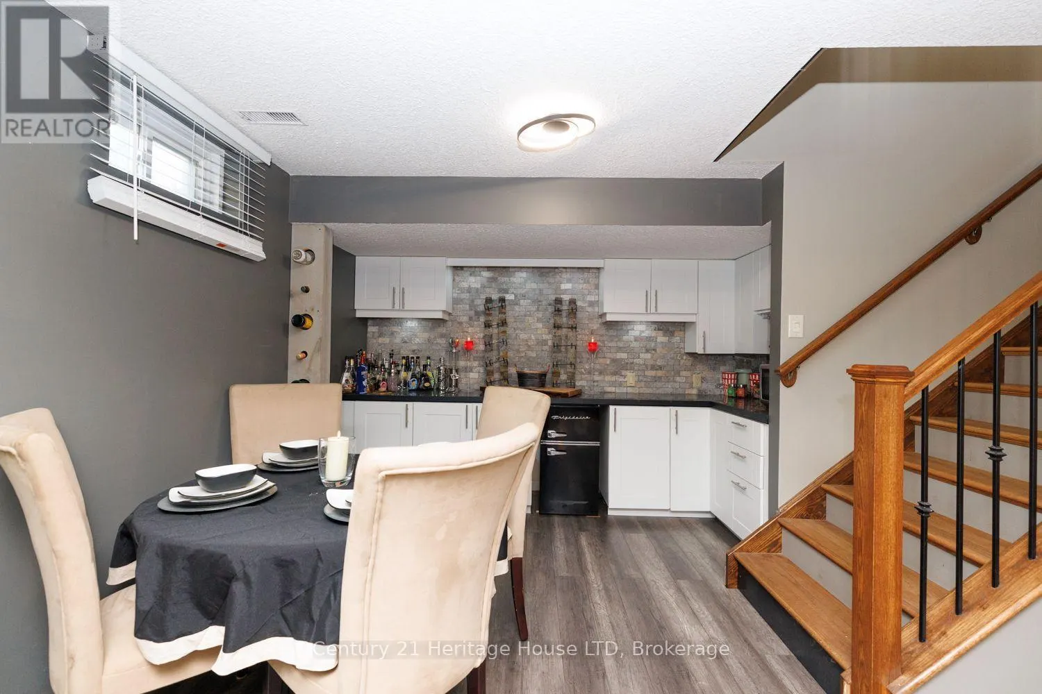 21 BURLEIGH ROAD S