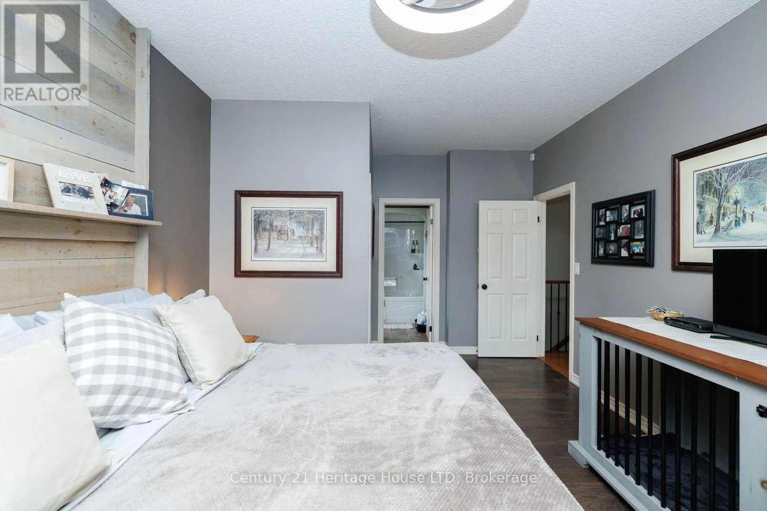 21 BURLEIGH ROAD S