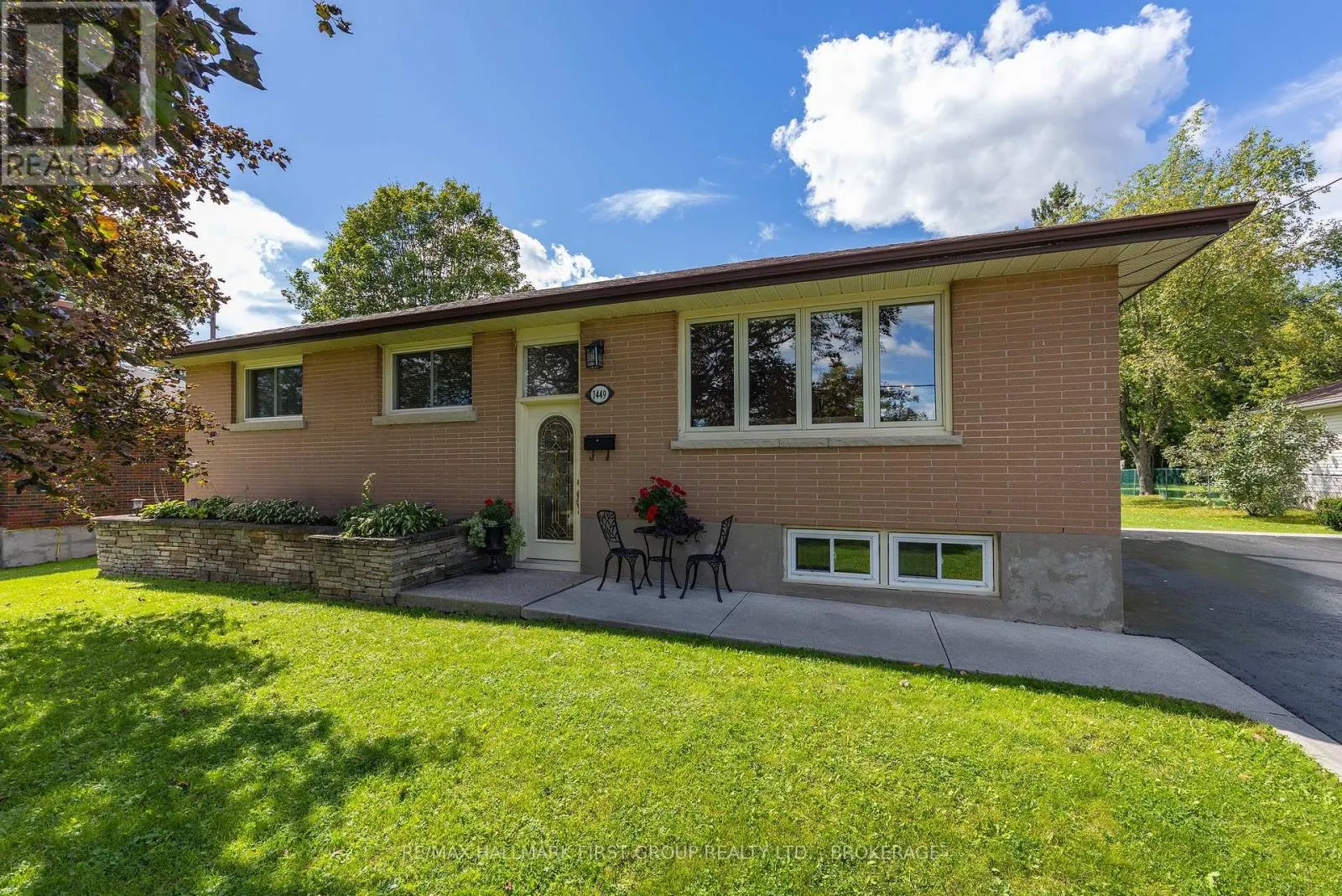 1449 AVONDALE CRESCENT