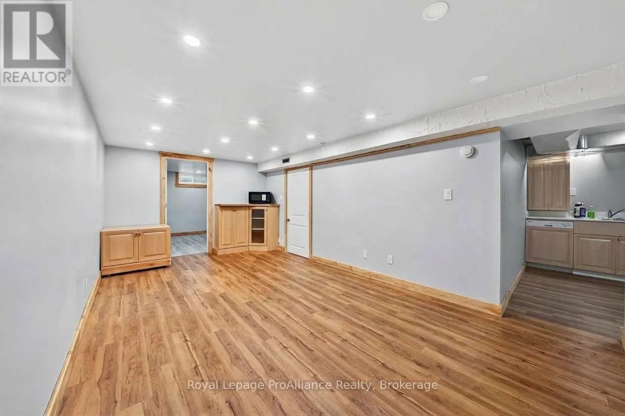 26 LEXINGTON CRESCENT