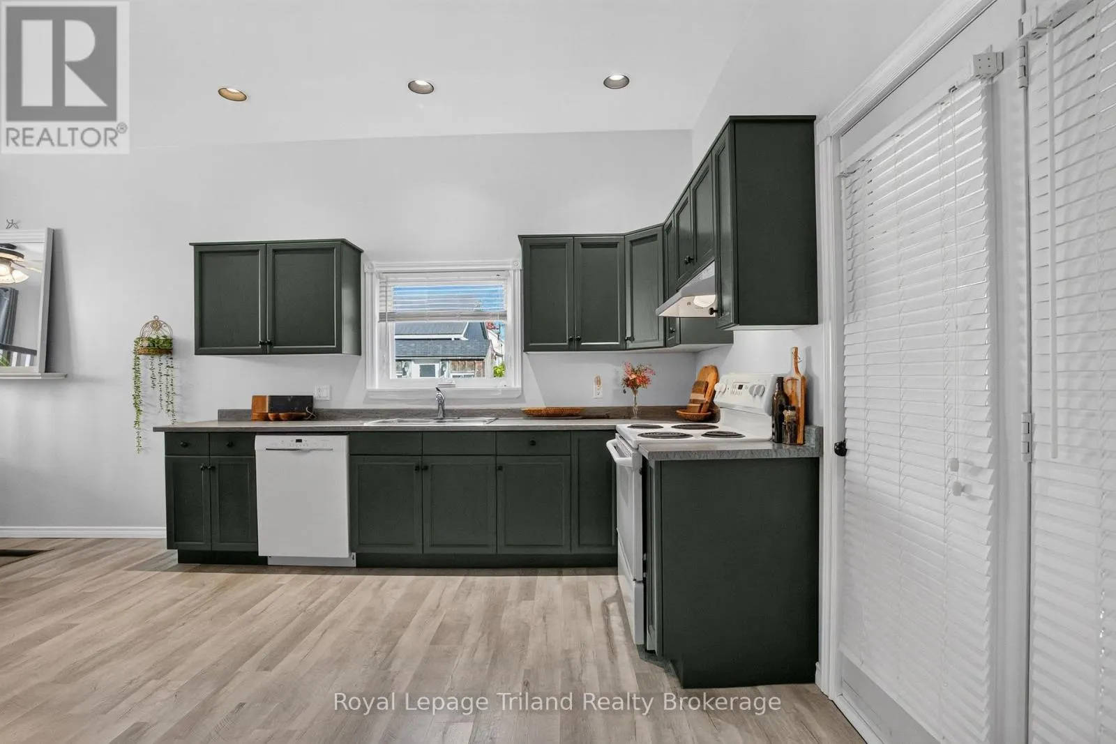 14 ELGIN STREET W