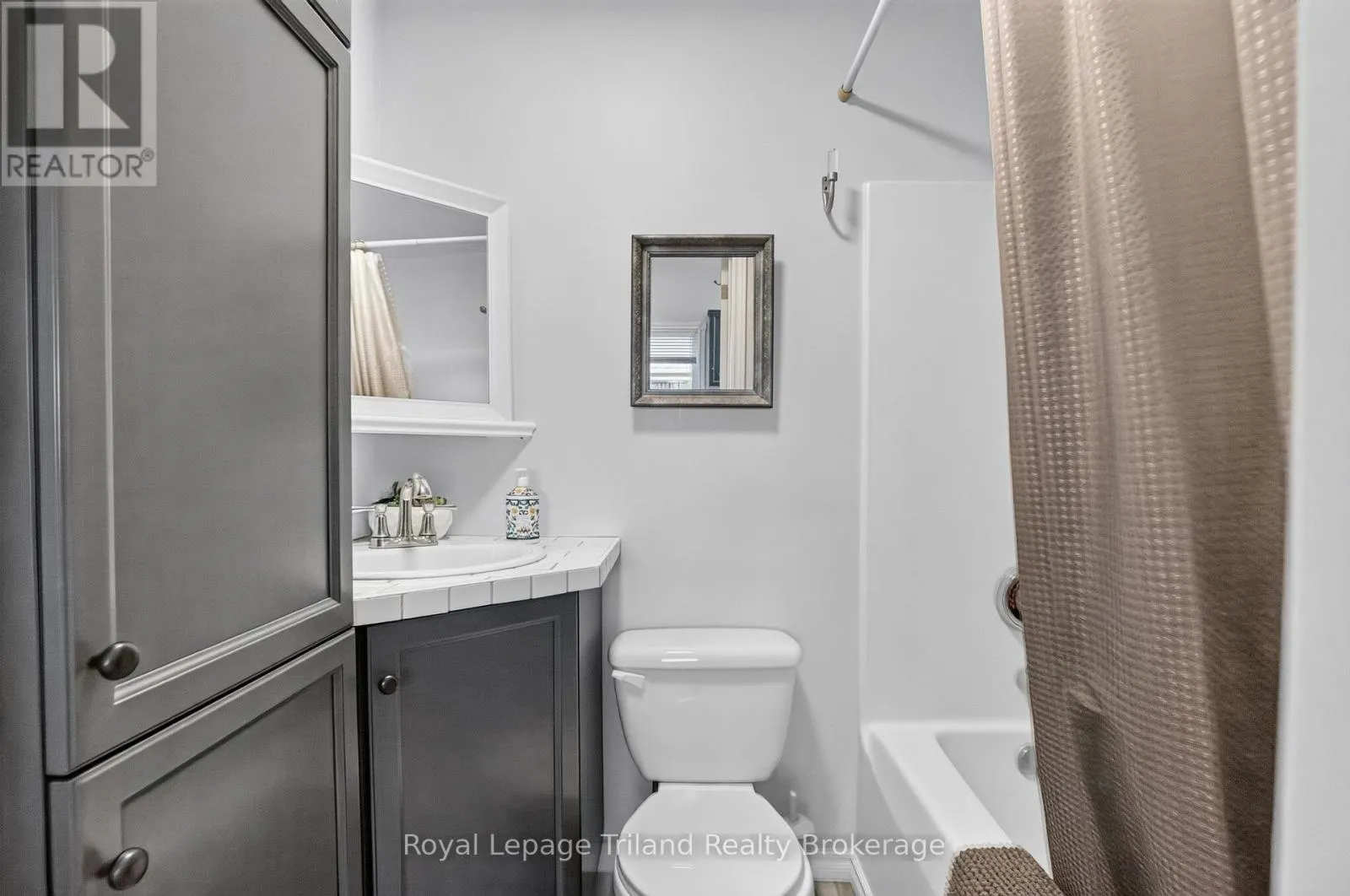 14 ELGIN STREET W