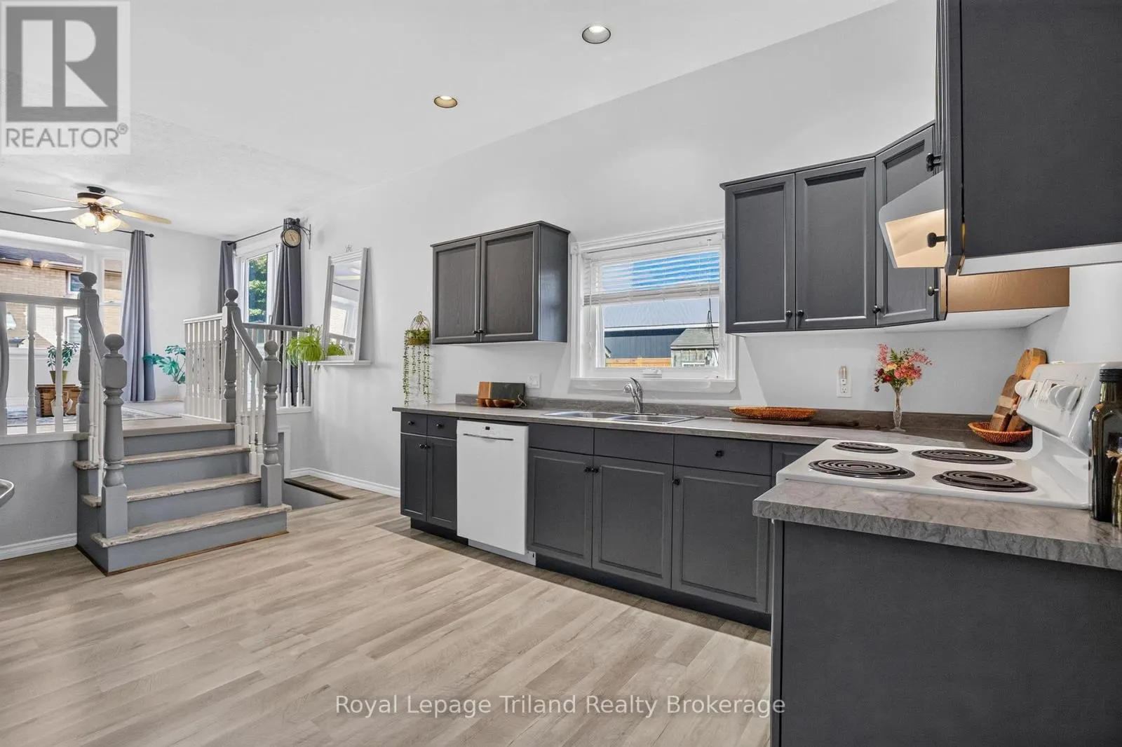 14 ELGIN STREET W