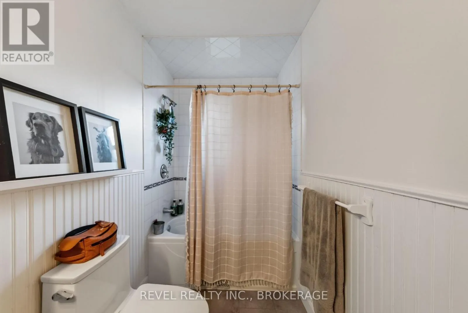 637 COLLINS BAY ROAD