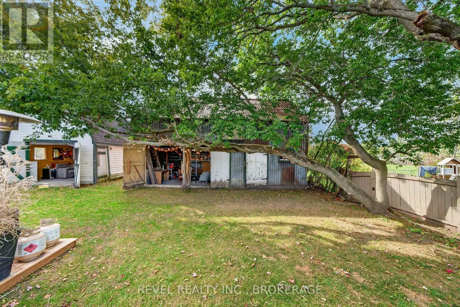 637 COLLINS BAY ROAD