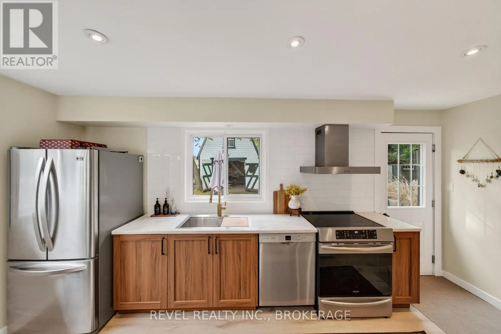 637 COLLINS BAY ROAD